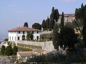 Villa Medici a Fiesole - http://upload.wikimedia.org/wikipedia/commons/thumb/a/a9/Villa_Medici_a_Fiesole_1.jpg/325px-Villa_Medici_a_Fiesole_1.jpg